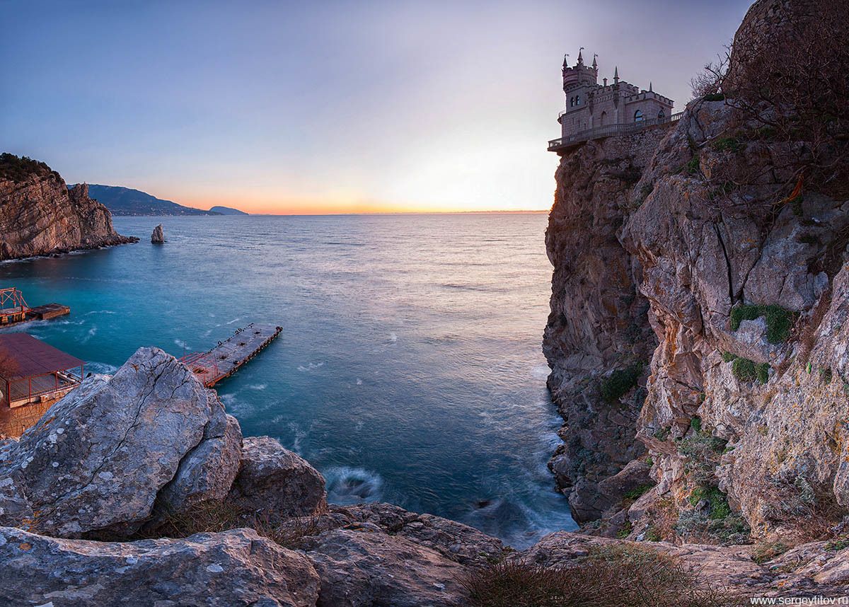 Красивое море крым. Ласточкино гнездо Крым гора. Ласточкино гнездо в Крыму пляж. Ялта Ласточкино гнездо с моря. Ялта скалы.
